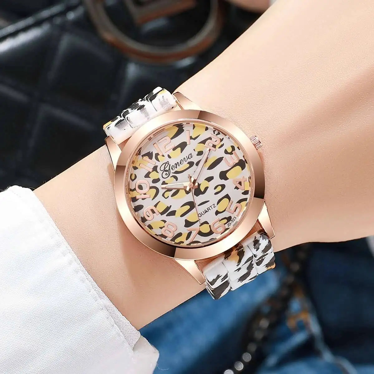 Two-piece set of women's watches with a leopard print