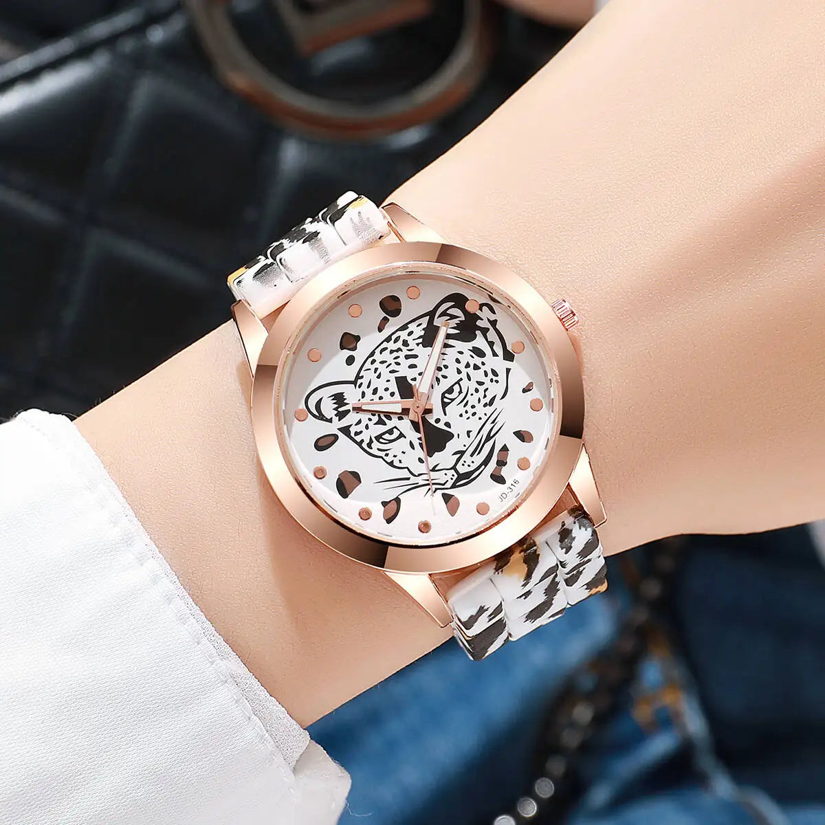 Two-piece set of women's watches with a leopard print
